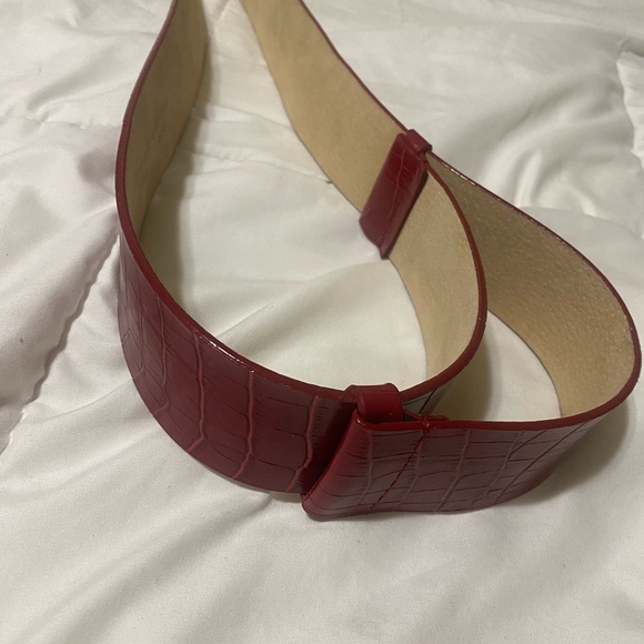 Elegant Red Leather Belt with Gold Buckle - Picture 5 of 7